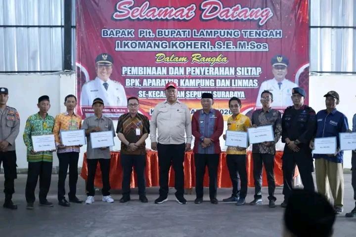 Plt Bupati Lampung Tengah Serahkan Siltap dan Bina Aparatur Kampung di Tiga Kecamatan
